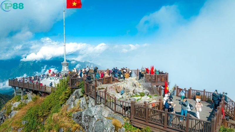 Hàng Nghìn Người Đổ Về Lễ Thượng Cờ 30/4 2 le-thuong-co-30-4-1